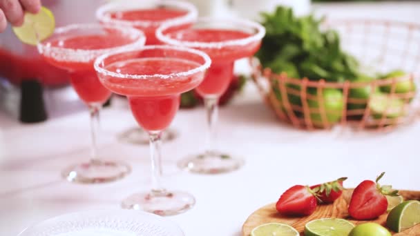 Schritt Für Schritt Erdbeer Margarita Mit Frischen Limetten Und Erdbeeren — Stockvideo