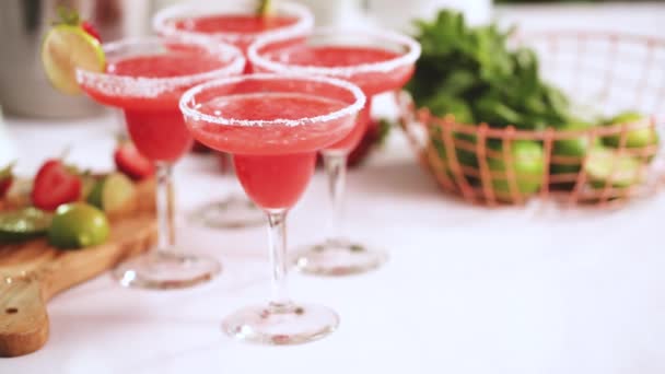 Schritt Für Schritt Erdbeer Margarita Mit Frischen Limetten Und Erdbeeren — Stockvideo