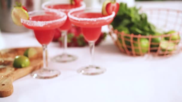 Verse Aardbeien Margarita Cocktail Gegarneerd Met Verse Aardbeien Kalk — Stockvideo