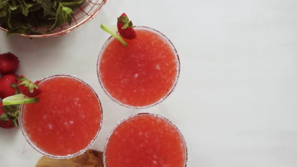 Frischer Erdbeer Margarita Cocktail Garniert Mit Frischen Erdbeeren Und Limetten — Stockvideo