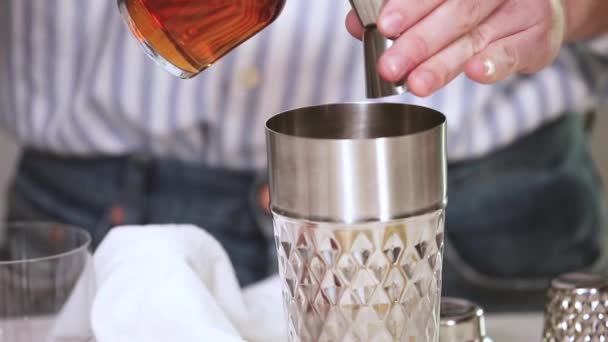 Steg För Steg Förbereda Kentucky Kiss Bourbon Cocktail Med Färska — Stockvideo