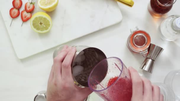 Passo Passo Preparando Kentucky Beijo Bourbon Cocktail Com Morangos Orgânicos — Vídeo de Stock