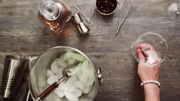 Steg För Steg Manhattan Cocktail Garnerad Med Brandied Körsbär — Stockvideo