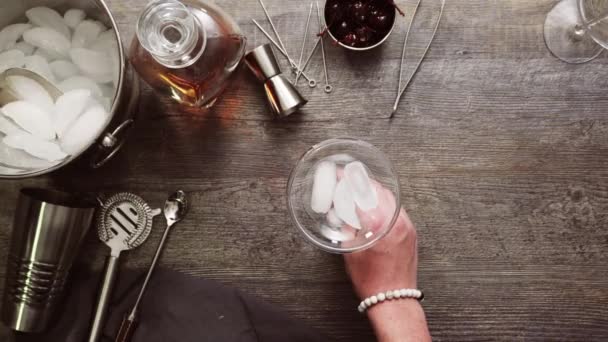 Stap Voor Stap Manhattan Cocktail Gegarneerd Met Brandied Kersen — Stockvideo