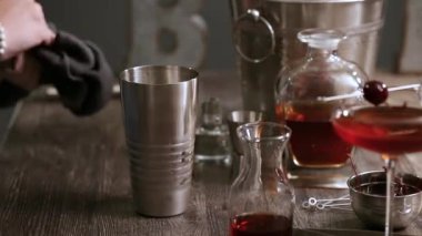 Adım adım. Manhattan kokteyl brandied kiraz ile süslenmiş.