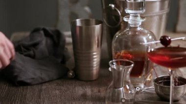 Adım adım. Manhattan kokteyl brandied kiraz ile süslenmiş.