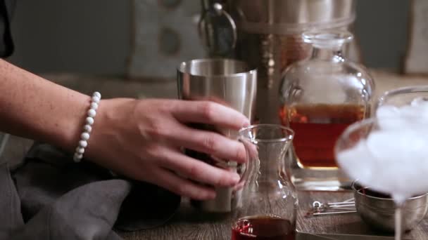 Passo Dopo Passo Cocktail Manhattan Guarnito Con Ciliegia Distillata — Video Stock