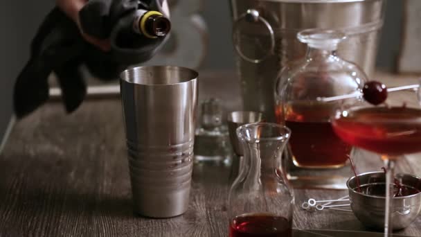 Passo Dopo Passo Cocktail Manhattan Guarnito Con Ciliegia Distillata — Video Stock