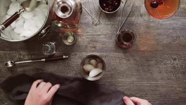 Stap Voor Stap Manhattan Cocktail Gegarneerd Met Brandied Kersen — Stockvideo