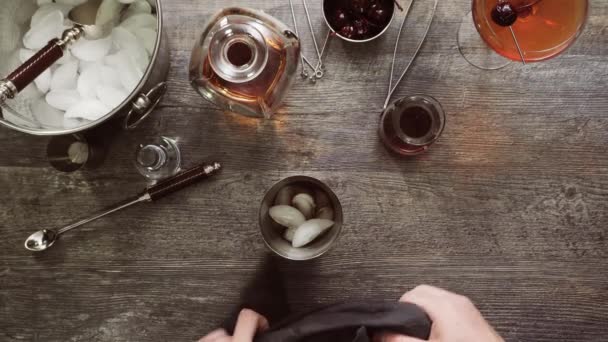 Pas Pas Cocktail Manhattan Garni Cerise Ramifiée — Video