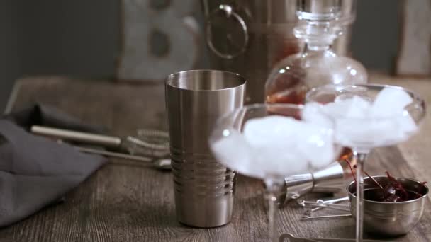 Stap Voor Stap Manhattan Cocktail Gegarneerd Met Brandied Kersen — Stockvideo