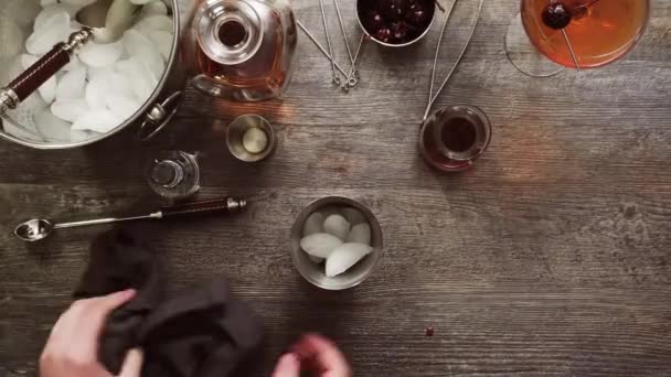 Schritt Für Schritt Manhattan Cocktail Garniert Mit Kirschbrand — Stockvideo