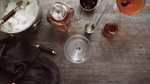 Schritt Für Schritt Manhattan Cocktail Garniert Mit Kirschbrand — Stockvideo