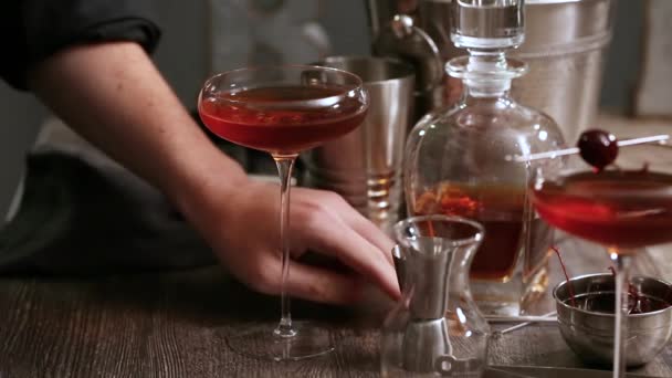 Stap Voor Stap Manhattan Cocktail Gegarneerd Met Brandied Kersen — Stockvideo