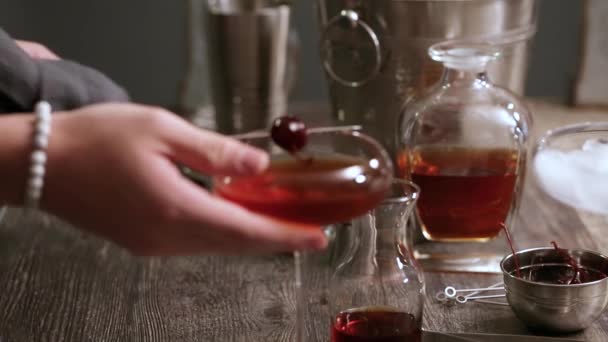 Passo Dopo Passo Cocktail Manhattan Guarnito Con Ciliegia Distillata — Video Stock