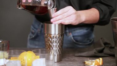 Adım adım. Ev barda kokteyl hazırlama viski kokteyli.