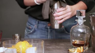 Adım adım. Ev barda kokteyl hazırlama viski kokteyli.