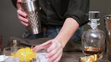 Adım adım. Ev barda kokteyl hazırlama viski kokteyli.