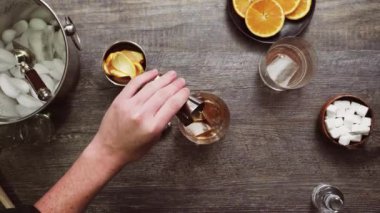 Adım adım. Ev barda kokteyl hazırlama viski kokteyli.