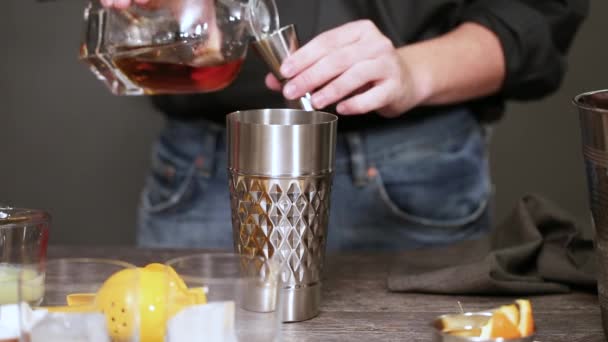 Schritt Für Schritt Zubereitung Eines Sauren Whiskey Cocktails Der Hausbar — Stockvideo