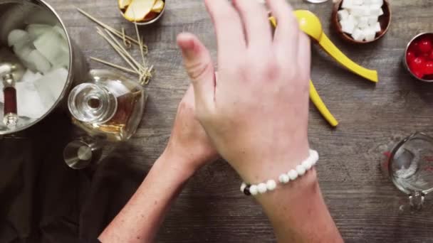 Schritt Für Schritt Zubereitung Eines Sauren Whiskey Cocktails Der Hausbar — Stockvideo