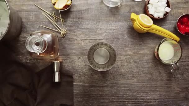 Steg För Steg Förbereda Whiskey Sour Cocktail Hem Bar — Stockvideo