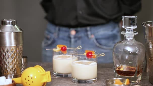 Stap Voor Stap Voorbereiding Whiskey Sour Cocktail Home Bar — Stockvideo