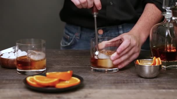 循序渐进 在家酒吧准备威士忌酸鸡尾酒 — 图库视频影像