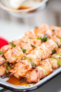 Adım adım. Tavuk yakitori pasta fırçası ile bambu şiş üzerinde cam.