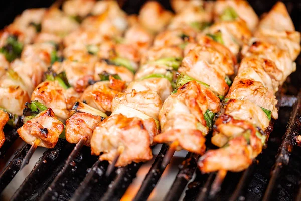 Step Step Grilling Chicken Yakitori Bamboo Skewers Outdoor Gas Grill — Stock Photo, Image