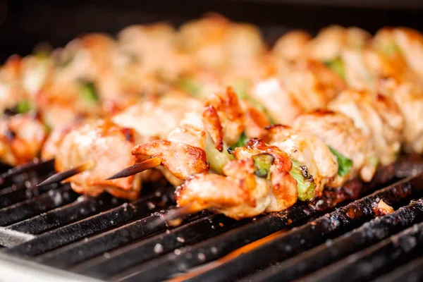 Step Step Grilling Chicken Yakitori Bamboo Skewers Outdoor Gas Grill — Stock Photo, Image