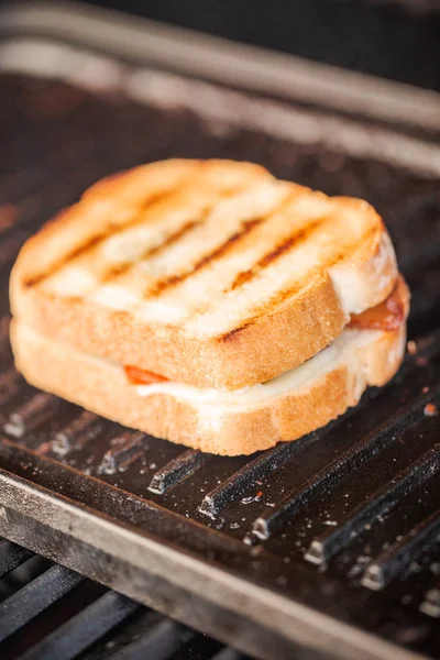 Gegrilde Kaas Sandwich Met Reepjes Spek Verse Tomaat Buiten Gasgrill — Stockfoto