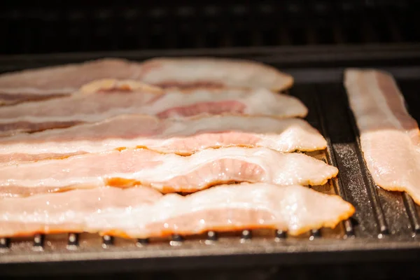 Grillat Bacon Strips Gjutjärn Stekhäll Utomhus Gas Grill — Stockfoto