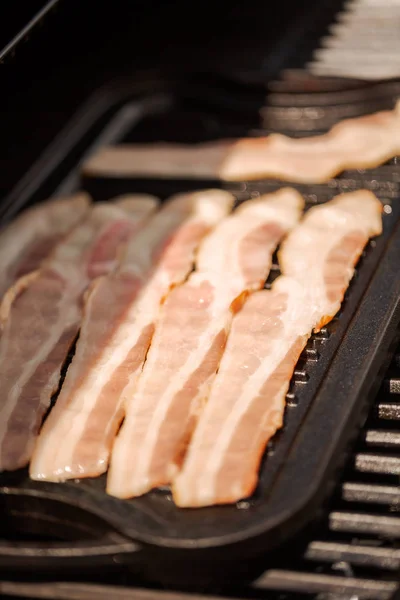 Griller Des Lanières Bacon Sur Une Plaque Cuisson Fonte Dans — Photo