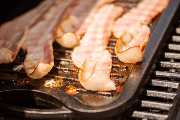 Griller Des Lanières Bacon Sur Une Plaque Cuisson Fonte Dans — Photo