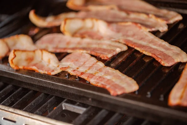 Grilling Bacon Strips Cast Iron Griddle Outdoor Gas Grill — Stock Photo, Image