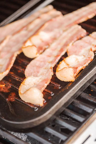 Grilling Bacon Strips Cast Iron Griddle Outdoor Gas Grill — Stock Photo, Image