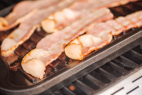 Griller Des Lanières Bacon Sur Une Plaque Cuisson Fonte Dans — Photo