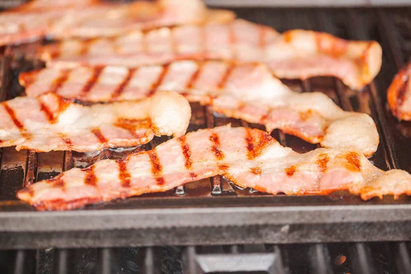 Grilling Bacon Strips Cast Iron Griddle Outdoor Gas Grill — Stock Photo, Image