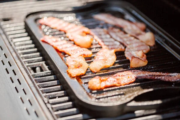 Griller Des Lanières Bacon Sur Une Plaque Cuisson Fonte Dans — Photo