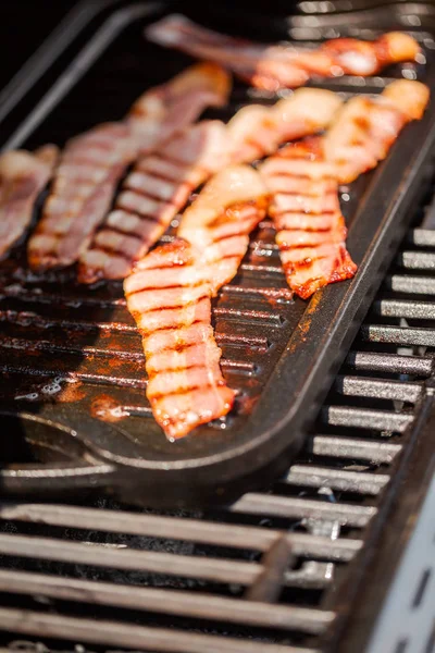 Grilling Bacon Strips Cast Iron Griddle Outdoor Gas Grill — Stock Photo, Image
