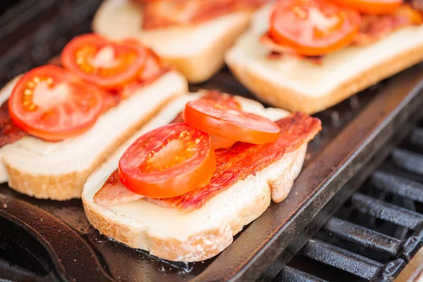 Gegrilde Kaas Sandwich Met Reepjes Spek Verse Tomaat Buiten Gasgrill — Stockfoto