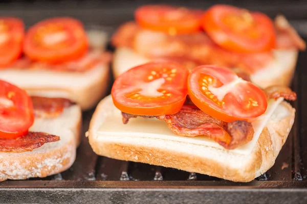 Gegrilde Kaas Sandwich Met Reepjes Spek Verse Tomaat Buiten Gasgrill — Stockfoto