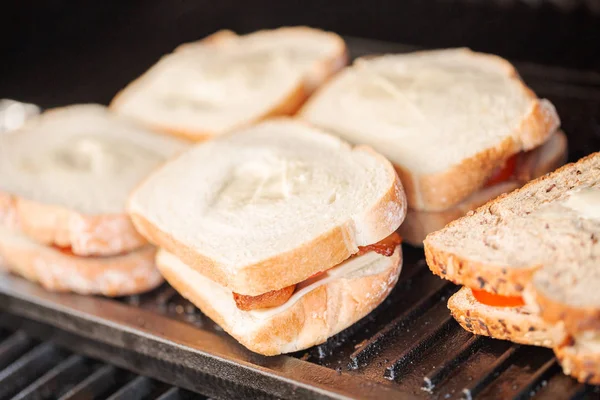 Gegrilde Kaas Sandwich Met Reepjes Spek Verse Tomaat Buiten Gasgrill — Stockfoto