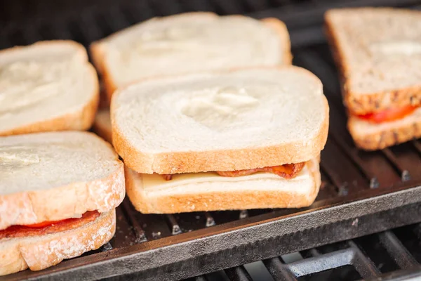 Grilla Grillad Ostsmörgås Med Bacon Strips Och Färsk Tomat Utomhus — Stockfoto