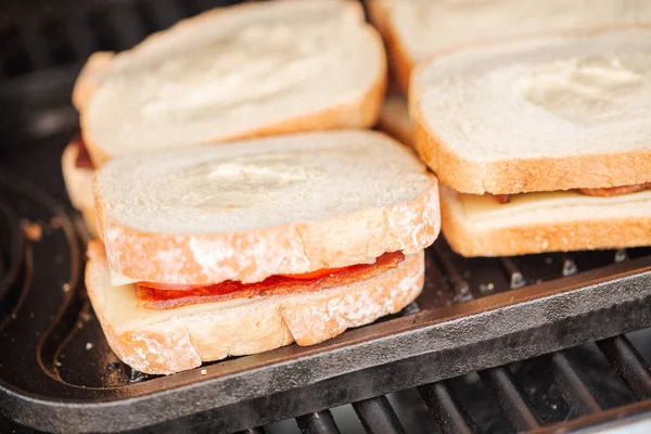 Gegrilde Kaas Sandwich Met Reepjes Spek Verse Tomaat Buiten Gasgrill — Stockfoto