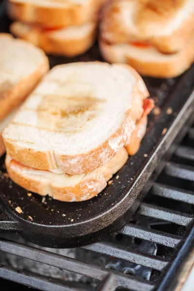 Grilla Grillad Ostsmörgås Med Bacon Strips Och Färsk Tomat Utomhus — Stockfoto
