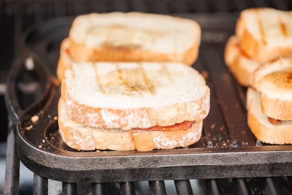 Gegrilde Kaas Sandwich Met Reepjes Spek Verse Tomaat Buiten Gasgrill — Stockfoto