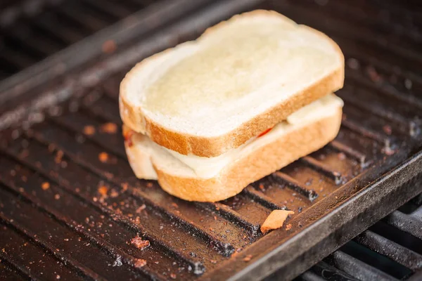 Grilla Grillad Ostsmörgås Med Bacon Strips Och Färsk Tomat Utomhus — Stockfoto