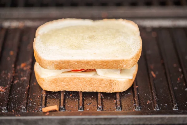 Grillen Von Gegrilltem Käse Sandwich Mit Speckstreifen Und Frischen Tomaten — Stockfoto